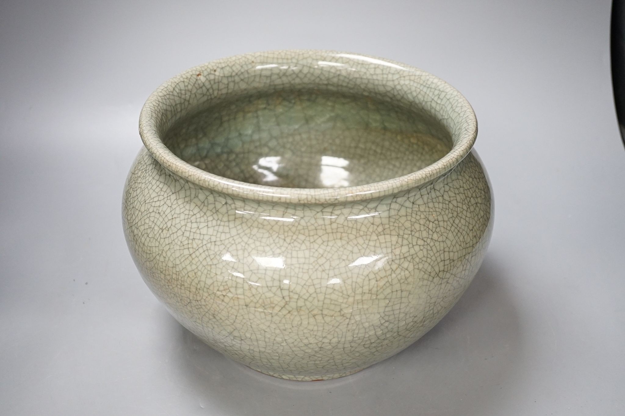 A Chinese crackle glaze celadon jardiniere, 27cm
